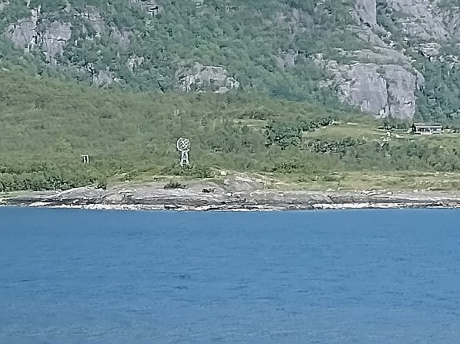 Passing the Artic Circle nn the ferry from Jektvik, to Kilboghamn