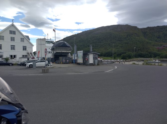 Waiting for the ferry from Vennesund to Holm